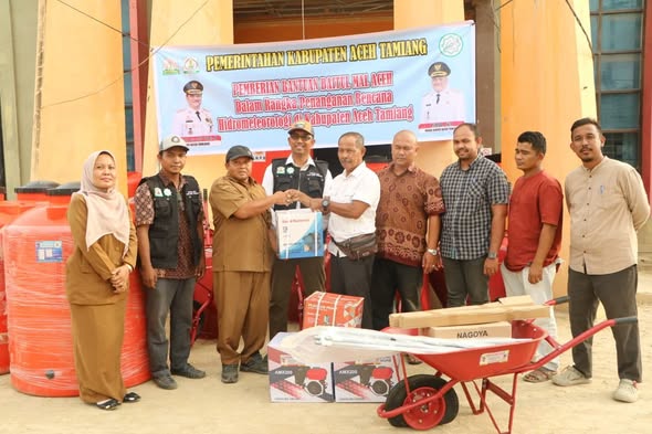 Baitul Mal Aceh – Aceh Tamiang Serahkan Bantuan Pemulihan Hunian